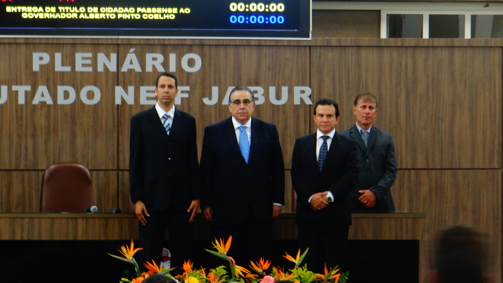 Governador Alberto Pinto recebe título de Cidadão Passense