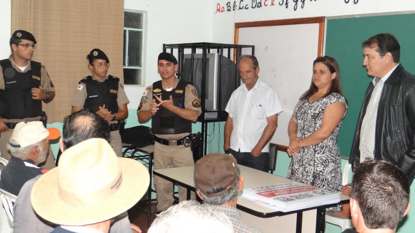 Mumbuca recebe  placas da Rede Vizinhos Protegidos