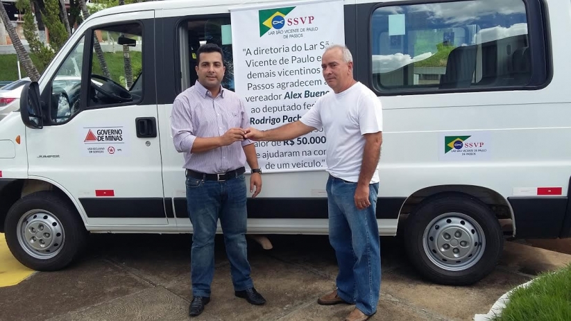 Vereador Alex Bueno entrega veículo para o Lar S.Vicente