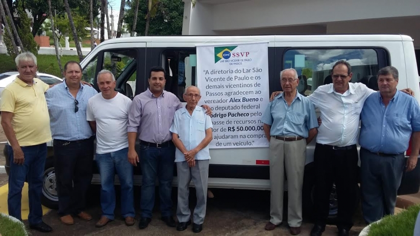 Vereador Alex Bueno entrega veículo para o Lar S.Vicente